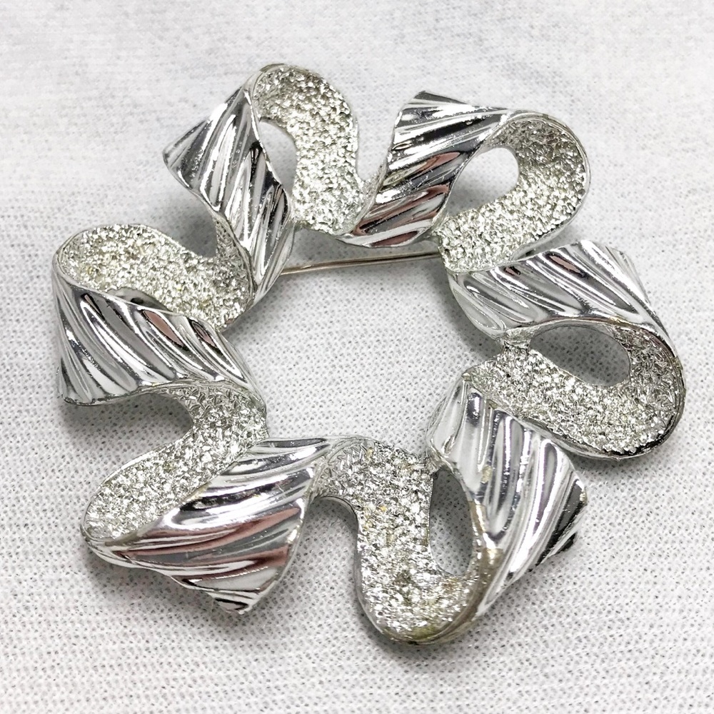 Vintage Sarah Coventry Silver Ribbon Brooch Pin